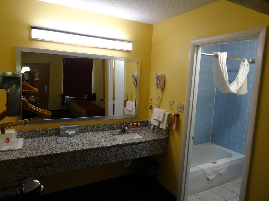 อีโคโน ลอดจ์ Motel เฟรเดอริกส์เบิร์ก ภายนอก รูปภาพ
